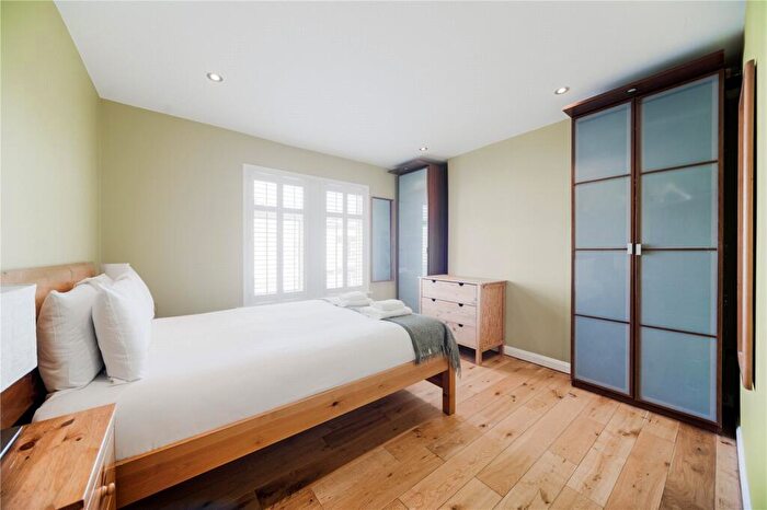 2 Bedroom Terraced House For Sale In Eleanor Road, London, N11