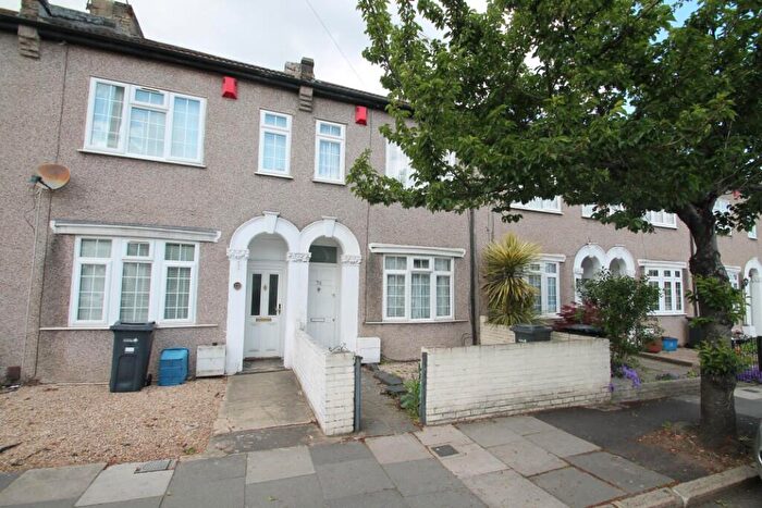 3 Bedroom Semi-Detached House To Rent In Mulberry Way, London, E18