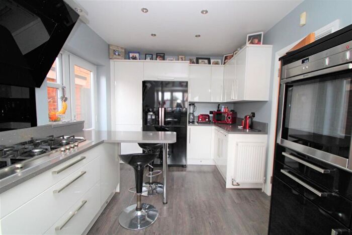 4 Bedroom Detached House For Sale In Hambro Avenue, Rayleigh, SS6