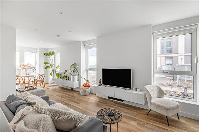 1 Bedroom Flat To Rent In Park Boulevard, Brook Green, W12