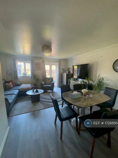 3 Bedroom Semi-Detached House To Rent In Knightwood Close, Farnborough, GU14