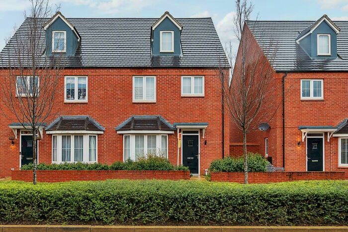 4 Bedroom Semi-Detached House To Rent In Ludlow Road, Bicester, OX26