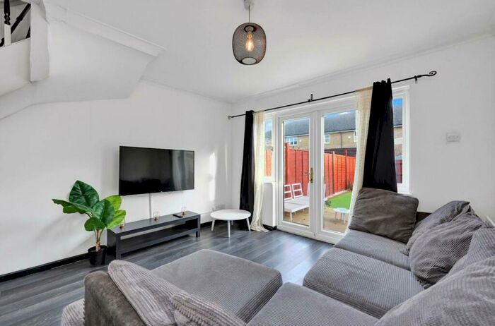 2 Bedroom End Of Terrace House To Rent In Ashmore, Peckham, London, SE15