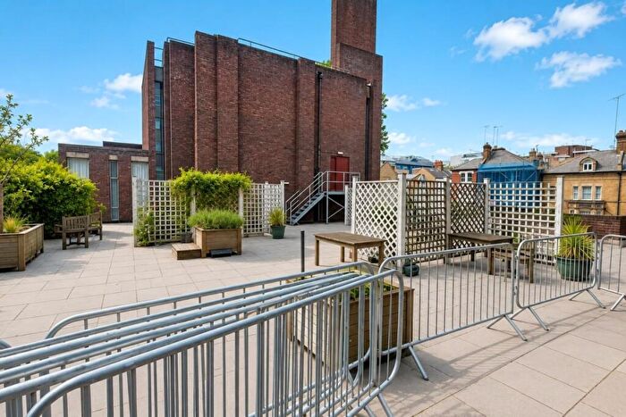 3 Bedroom Flat To Rent In Parkgate Road, London, SW11