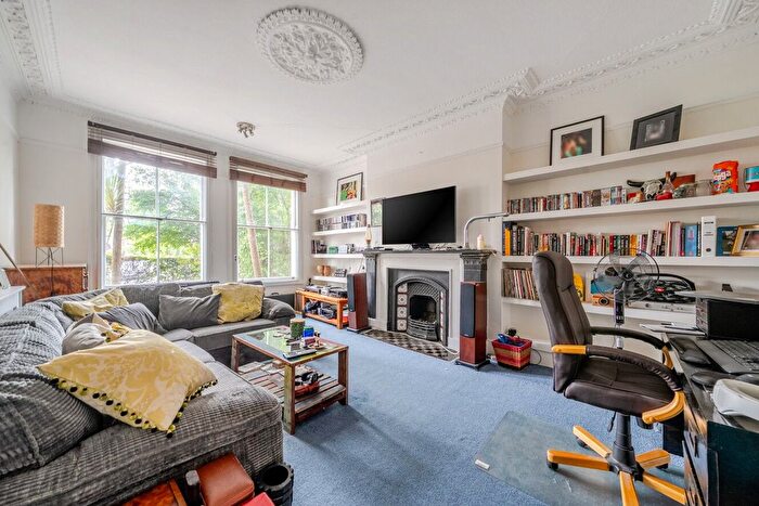 2 Bedroom Flat For Sale In Bedford Hill, London, SW12