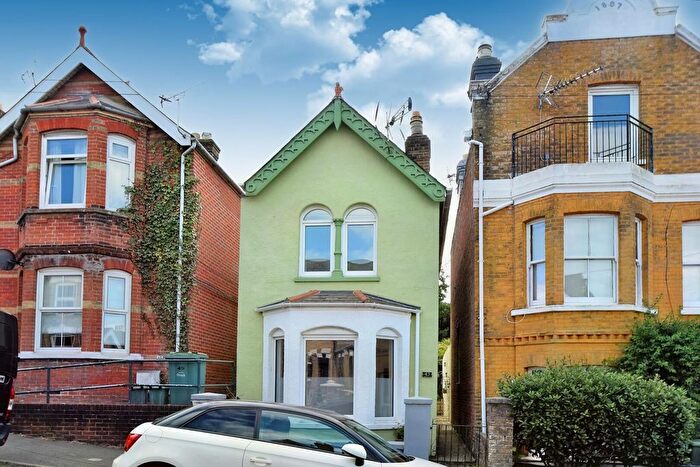 3 Bedroom Detached House To Rent In Gordon Road, Cowes, PO31