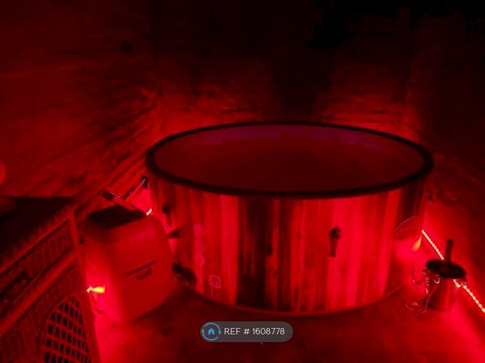 Studio To Rent In Brunswick Square, Brighton, BN3