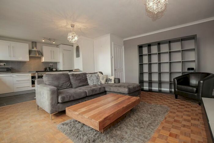 2 Bedroom Flat To Rent In Hersham Road, Walton-On-Thames KT12