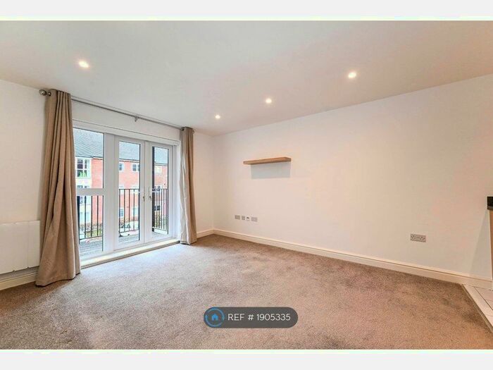 2 Bedroom Flat To Rent In Outfield Crescent, Wokingham, RG40