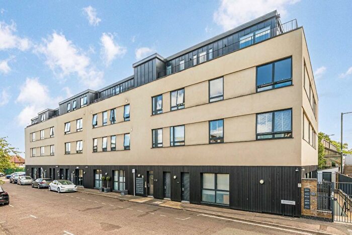 2 Bedroom Flat For Sale In Dee Road, Richmond, TW9