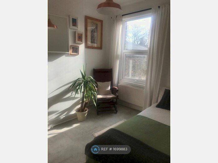 2 Bedroom Flat To Rent In First Floor, London, E11