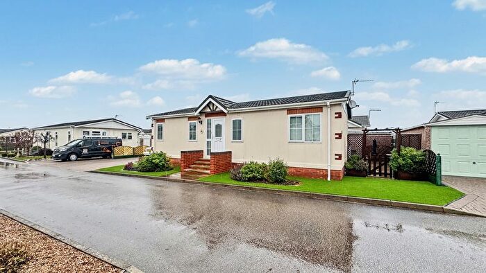 2 Bedroom Bungalow For Sale In Kensington Grove, Torksey Lock, Lincoln, LN1