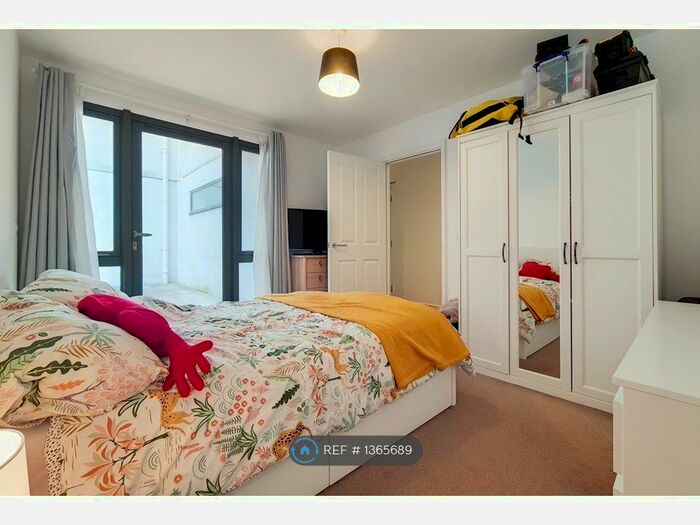 2 Bedroom Flat To Rent In Gibbs Brook House, Redhill, RH1