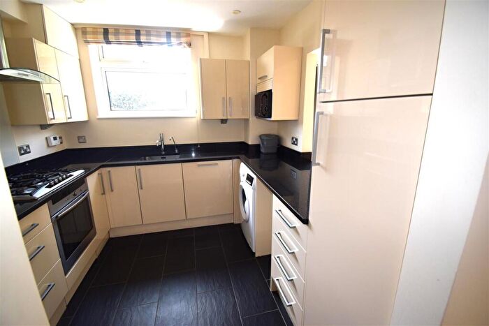 2 Bedroom Flat To Rent In Queens Court, Ellesmere Road, Weybridge, KT13
