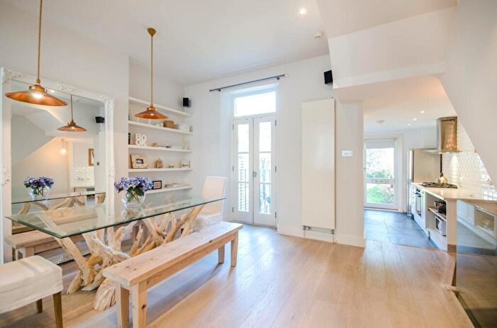 2 Bedroom Flat To Rent In Fernshaw Road, Chelsea, London, SW10