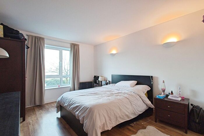 2 Bedroom Flat For Sale In Hopton Road, London, SE18