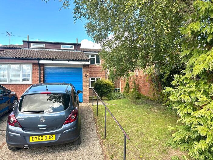 3 Bedroom Semi-Detached House For Sale In Ryder Close, Bovingdon, Hemel Hempstead, HP3