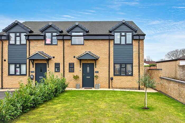 3 Bedroom Semi Detached House For Sale In Banwell Close, Carterton, OX18