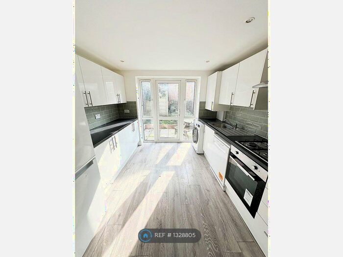 2 Bedroom Flat To Rent In Totteridge Lane, London, N20