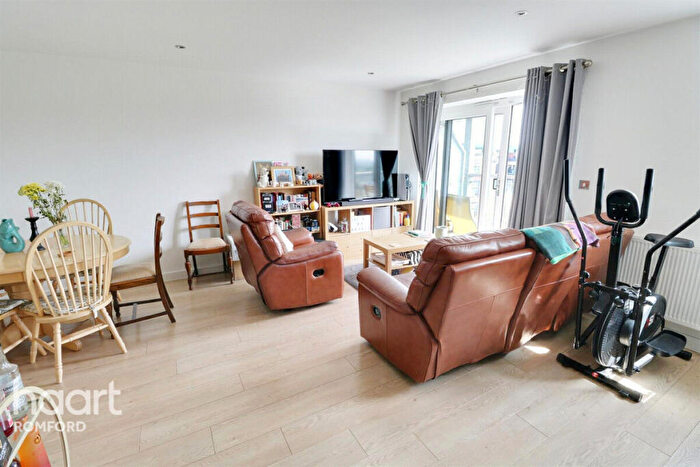 2 Bedroom Apartment To Rent In Cathedral Court - Romford -, RM7