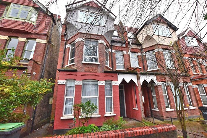 2 Bedroom Flat For Sale In Broomfield Avenue, Palmers Green, London ., N13