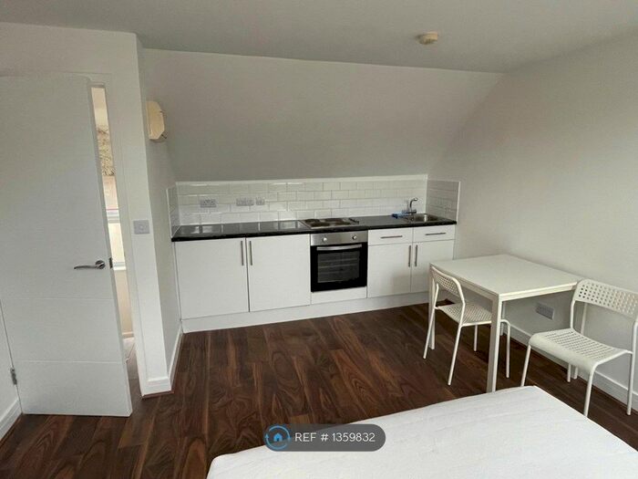 Studio To Rent In Boston Park Road, London, TW8