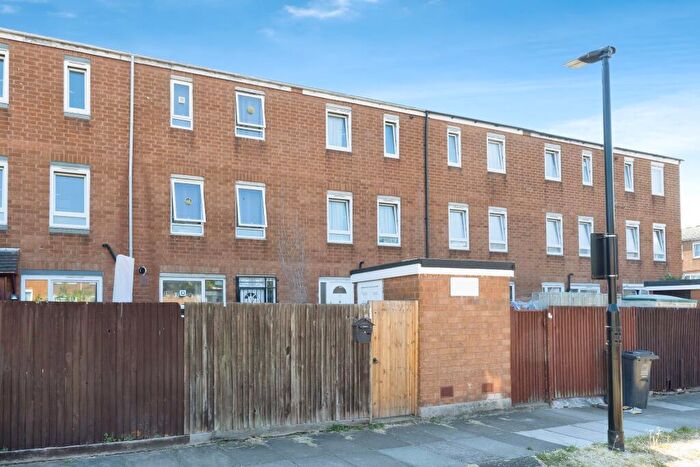3 Bedroom Maisonette For Sale In Castle Close, London, E9