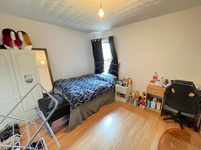 6 Bedroom Semi-Detached House To Rent In Priory Avenue, High Wycombe, HP13