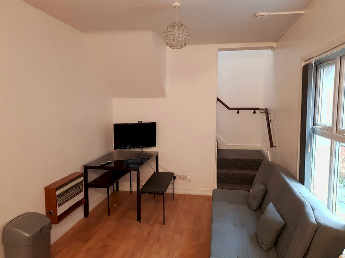 1 Bedroom Ground Maisonette To Rent In Cross Road, Leicester, LE2