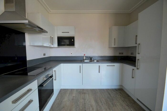 2 Bedroom Flat To Rent In Farnham Road, Slough, Berkshire, SL1