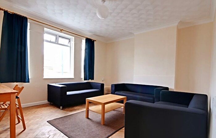 4 Bedroom Maisonette To Rent In Holdenhurst Road, Bournemouth, BH8
