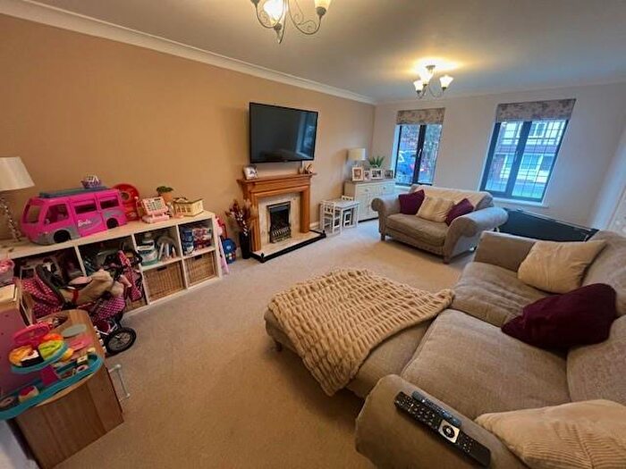 4 Bedroom House To Rent In Lindisfarne, Glascote, Tamworth, B77