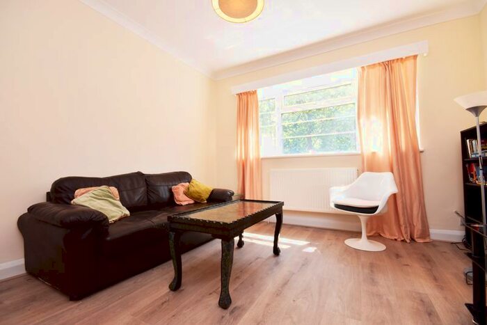2 Bedroom Flat To Rent In Poynders Road, London, SW4
