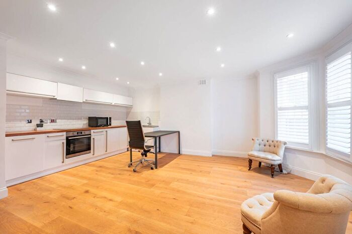 2 Bedroom Flat To Rent In Cambridge Gardens, Ladbroke Grove, London, W10