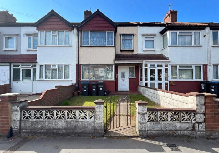 3 Bedroom Terraced House For Sale In Mitcham Road, Croydon, Surrey, CR0