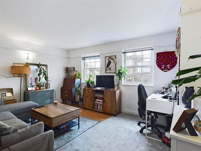 1 Bedroom Flat For Sale In Mile End Road, London, E1