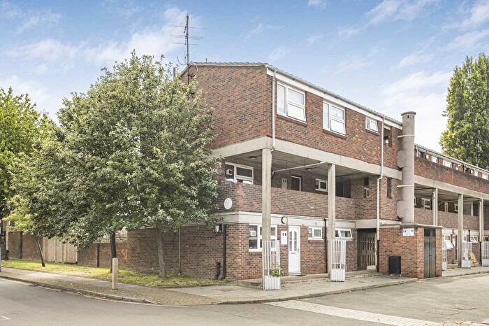 2 Bedroom Flat To Rent In Larch Close, Balham, SW12