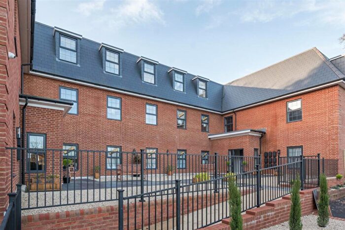 2 Bedroom Apartment For Sale In Shootersway, Berkhamsted, HP4
