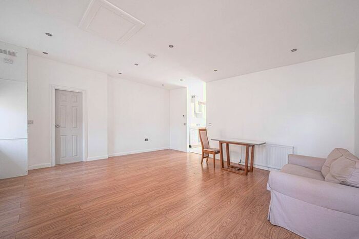 1 Bedroom Flat To Rent In Selvage Lane, Mill Hill, London, NW7