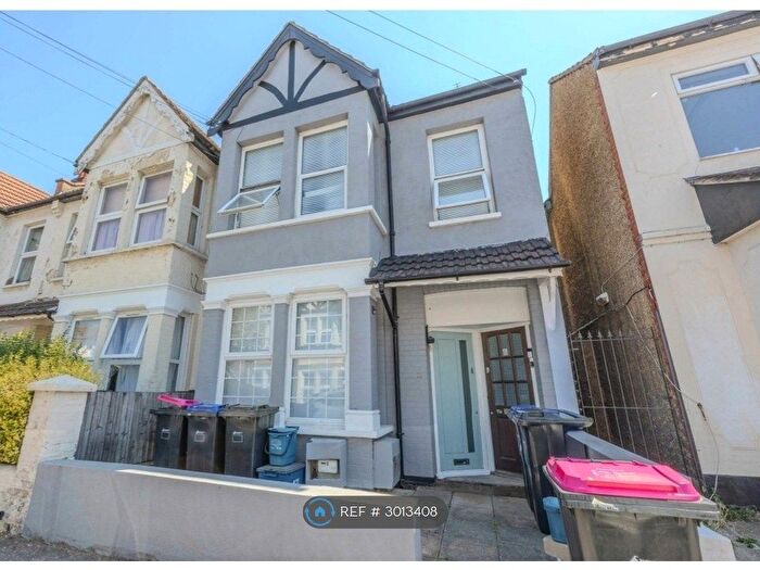 2 Bedroom Flat To Rent In Northview Drive, Westcliff-On-Sea, SS0