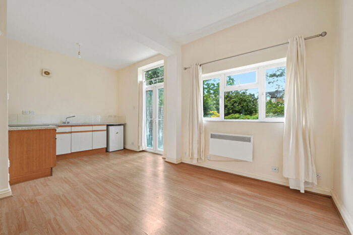 Apartment To Rent In Amber Court, The Avenue, Surbiton, Surrey, KT5