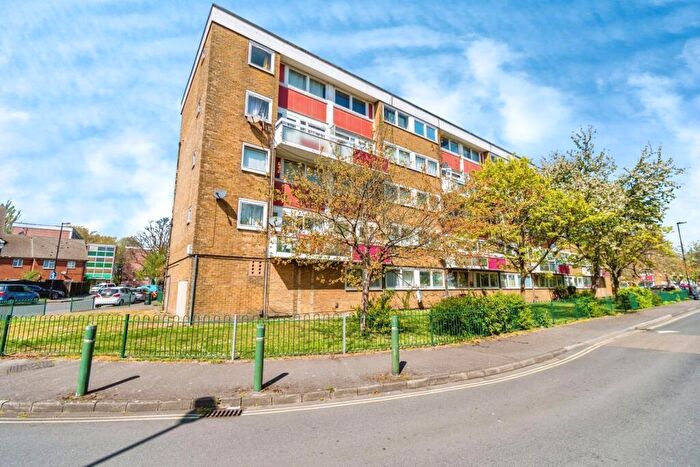 3 Bedroom Flat To Rent In Kent Street, SO14
