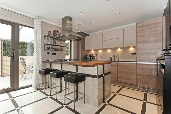 2 Bedroom Flat To Rent In Fletcher Street, Shadwell, London, E1