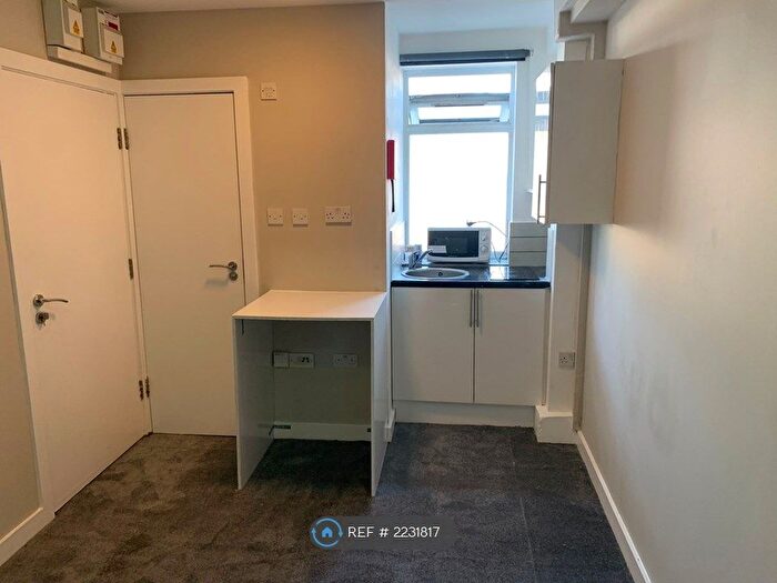 Studio To Rent In Hendon Way, London, NW2