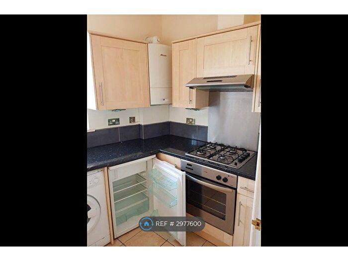 2 Bedroom Flat To Rent In Clock House Road, Beckenham, BR3