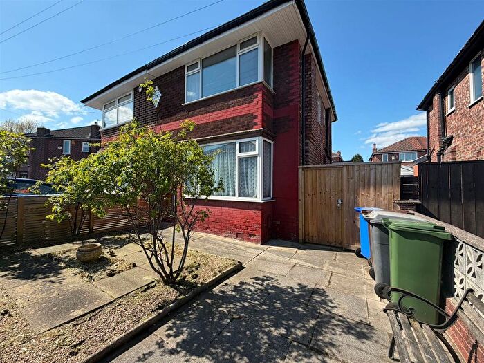 2 Bedroom Semi Detached House For Sale In Keston Avenue, Droylsden, Manchester, M43