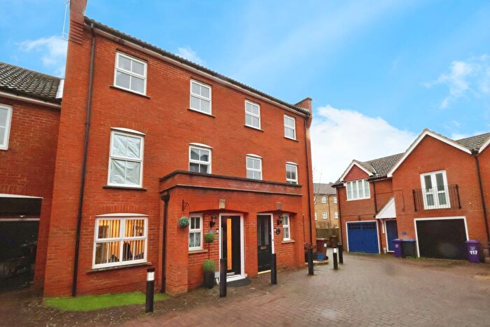 4 Bedroom Semi Detached House For Sale In Mendip Way, Stevenage, SG1