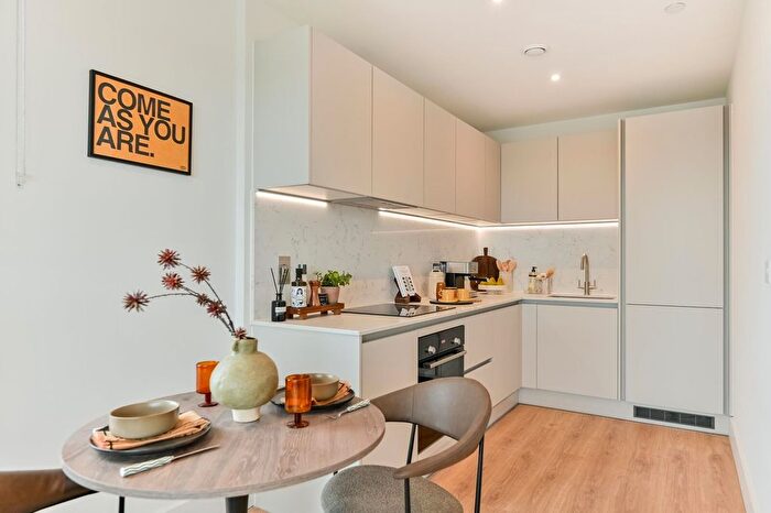 2 Bedroom Flat To Rent In Refinery Square, Slough, London, SL1
