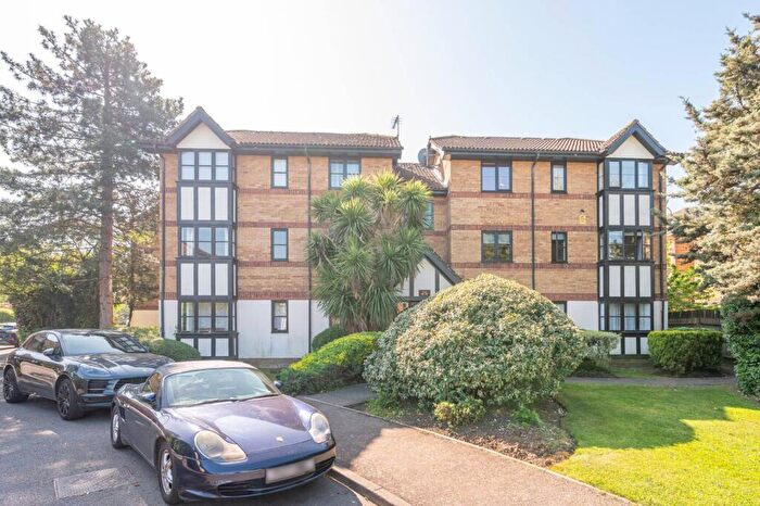 2 Bedroom Flat For Sale In Woodvale Way, Cricklewood, London, NW11
