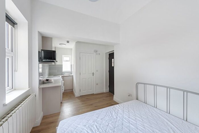 Studio To Rent In Yew Grove, London, NW2